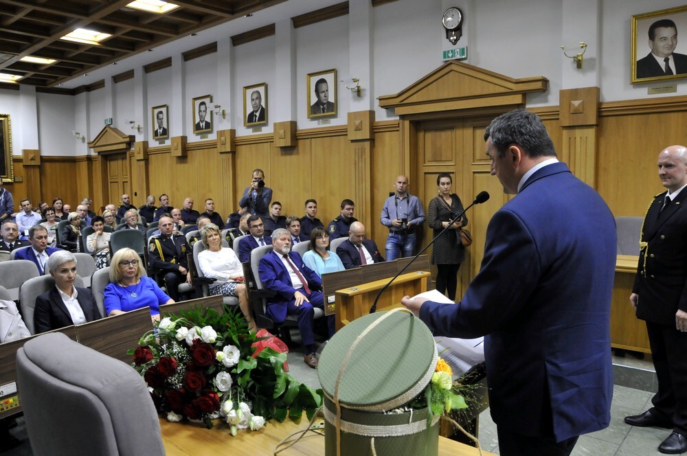 W miniony piątek Straż Miejska Rudy Śląskiej obchodziła swoje święto. Z tej okazji wielu strażników pojawiło się w Sali obrad, gdzie nastąpiło między innymi uroczyste mianowanie na wyższe stopnie, a osoby wyróżniające się w swojej służbie otrzymały nagrody i wyróżnienia.