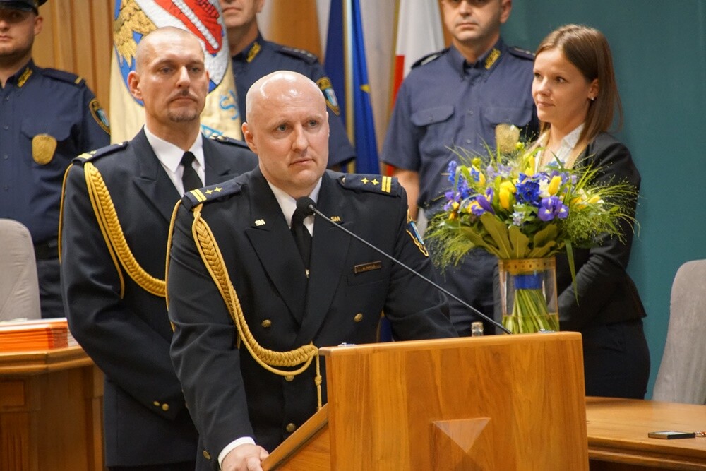 Dzisiaj (13 września) Straż Miejska Rudy Śląskiej obchodzi swoje święto. Z tej okazji wielu strażników pojawiło się w Sali sesyjnej Urzędu Miasta, gdzie nastąpiło między innymi uroczyste mianowanie na wyższe stopnie, a osoby wyróżniające się w swojej służbie otrzymały nagrody i wyróżnienia.