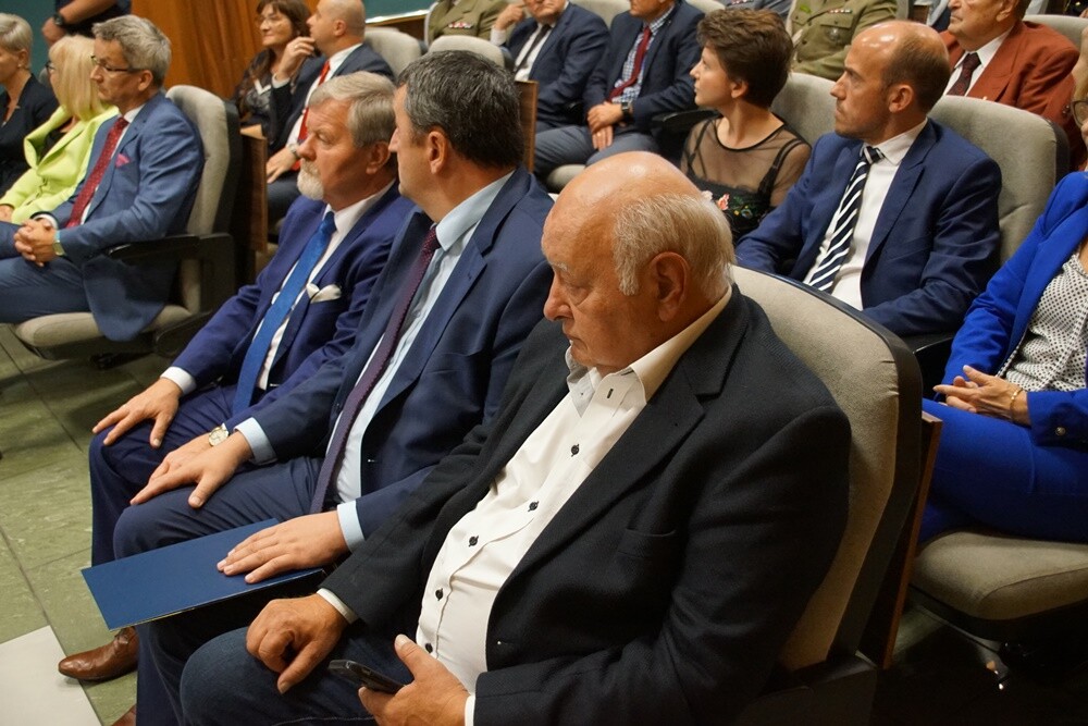 Dzisiaj (13 września) Straż Miejska Rudy Śląskiej obchodzi swoje święto. Z tej okazji wielu strażników pojawiło się w Sali sesyjnej Urzędu Miasta, gdzie nastąpiło między innymi uroczyste mianowanie na wyższe stopnie, a osoby wyróżniające się w swojej służbie otrzymały nagrody i wyróżnienia.