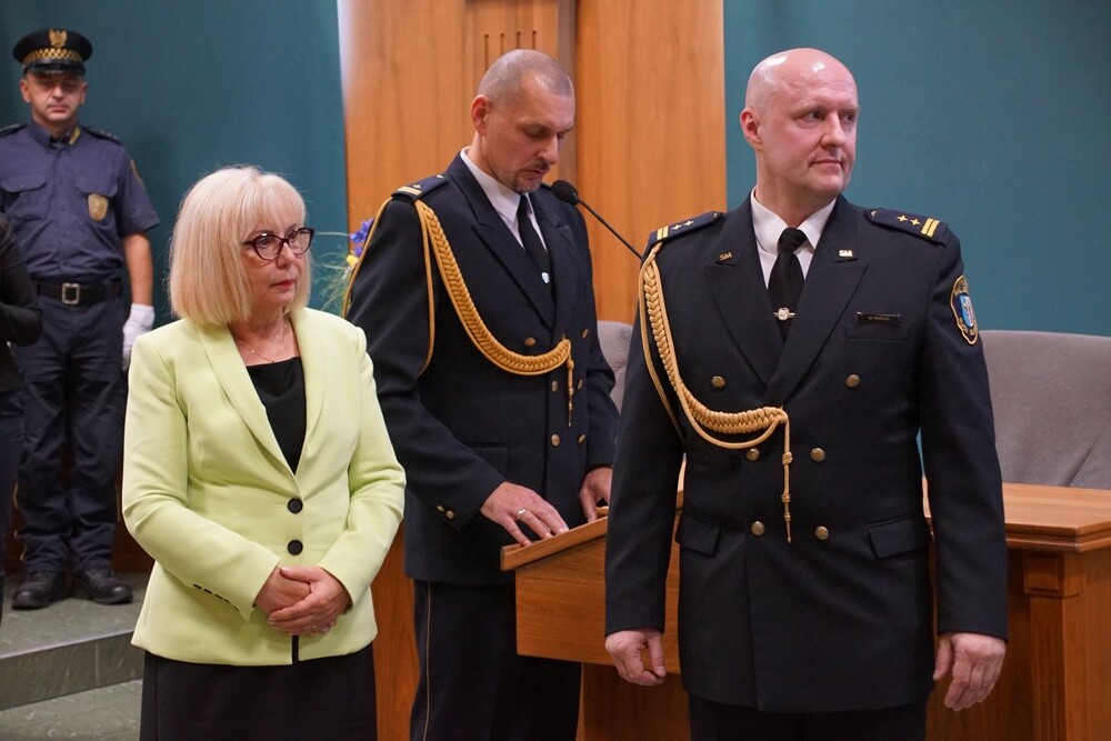 Dzisiaj (13 września) Straż Miejska Rudy Śląskiej obchodzi swoje święto. Z tej okazji wielu strażników pojawiło się w Sali sesyjnej Urzędu Miasta, gdzie nastąpiło między innymi uroczyste mianowanie na wyższe stopnie, a osoby wyróżniające się w swojej służbie otrzymały nagrody i wyróżnienia.