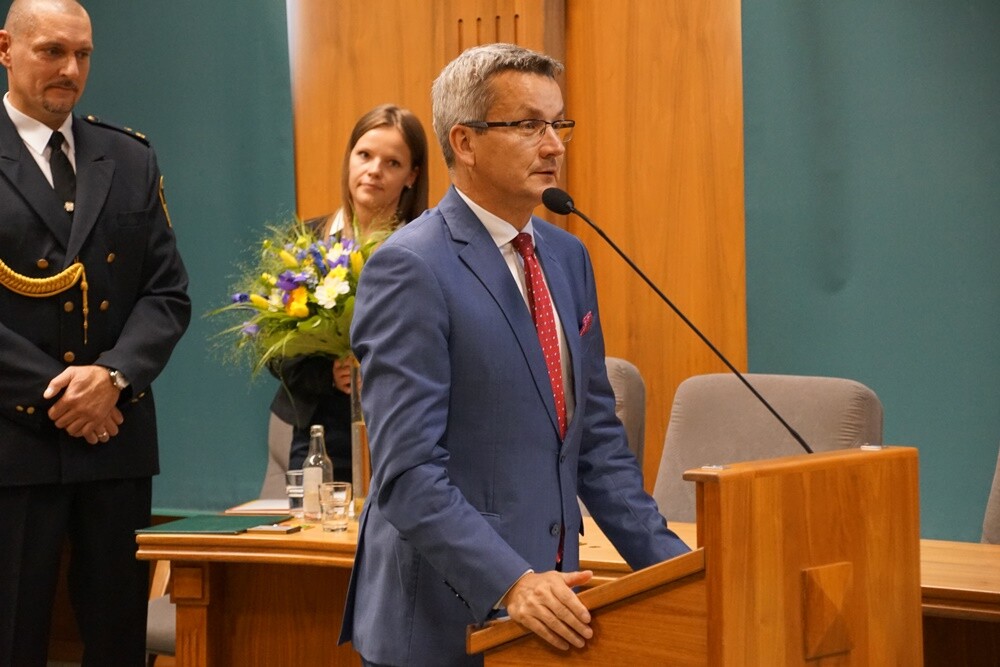 Dzisiaj (13 września) Straż Miejska Rudy Śląskiej obchodzi swoje święto. Z tej okazji wielu strażników pojawiło się w Sali sesyjnej Urzędu Miasta, gdzie nastąpiło między innymi uroczyste mianowanie na wyższe stopnie, a osoby wyróżniające się w swojej służbie otrzymały nagrody i wyróżnienia.