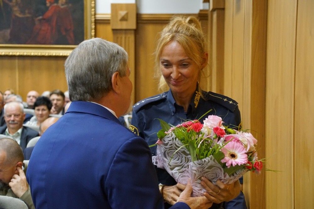 Dzisiaj (13 września) Straż Miejska Rudy Śląskiej obchodzi swoje święto. Z tej okazji wielu strażników pojawiło się w Sali sesyjnej Urzędu Miasta, gdzie nastąpiło między innymi uroczyste mianowanie na wyższe stopnie, a osoby wyróżniające się w swojej służbie otrzymały nagrody i wyróżnienia.