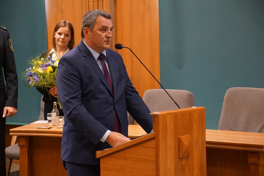 Dzisiaj (13 września) Straż Miejska Rudy Śląskiej obchodzi swoje święto. Z tej okazji wielu strażników pojawiło się w Sali sesyjnej Urzędu Miasta, gdzie nastąpiło między innymi uroczyste mianowanie na wyższe stopnie, a osoby wyróżniające się w swojej służbie otrzymały nagrody i wyróżnienia.