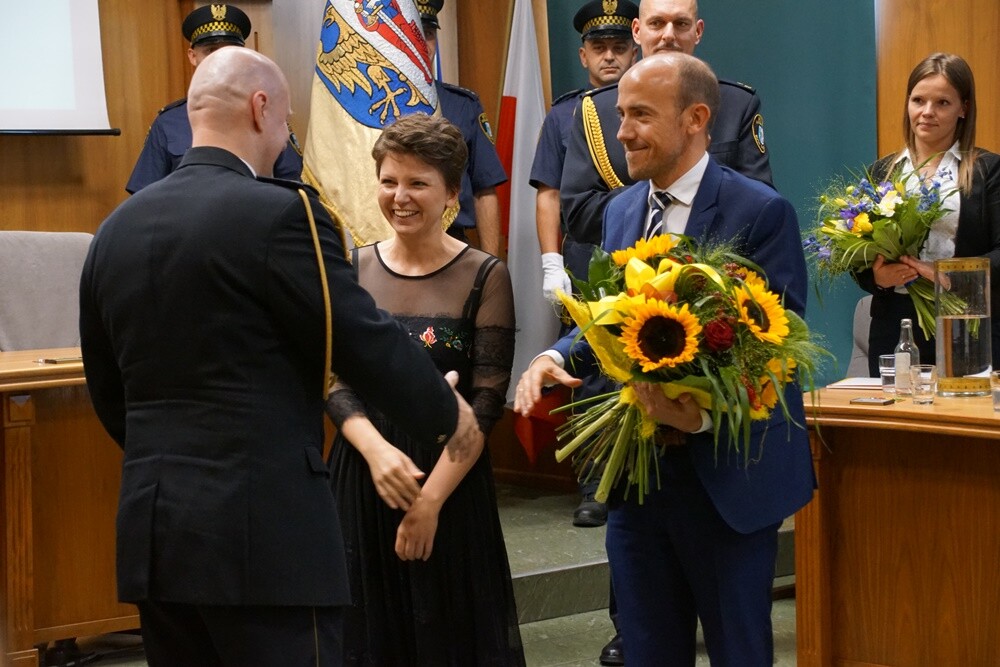 Dzisiaj (13 września) Straż Miejska Rudy Śląskiej obchodzi swoje święto. Z tej okazji wielu strażników pojawiło się w Sali sesyjnej Urzędu Miasta, gdzie nastąpiło między innymi uroczyste mianowanie na wyższe stopnie, a osoby wyróżniające się w swojej służbie otrzymały nagrody i wyróżnienia.