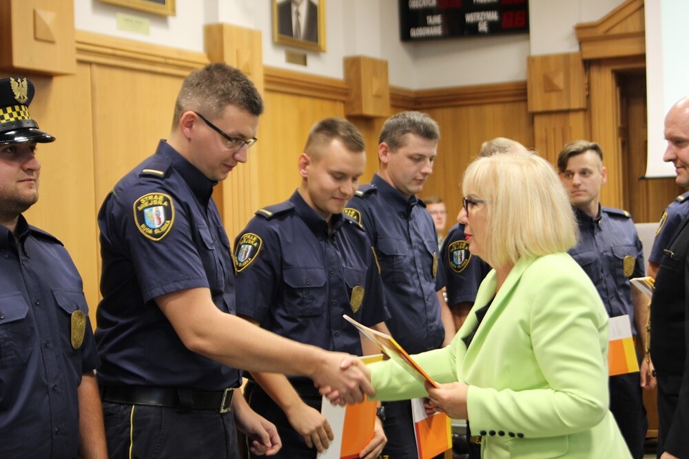 Dzisiaj (13 września) Straż Miejska Rudy Śląskiej obchodzi swoje święto. Z tej okazji wielu strażników pojawiło się w Sali sesyjnej Urzędu Miasta, gdzie nastąpiło między innymi uroczyste mianowanie na wyższe stopnie, a osoby wyróżniające się w swojej służbie otrzymały nagrody i wyróżnienia.