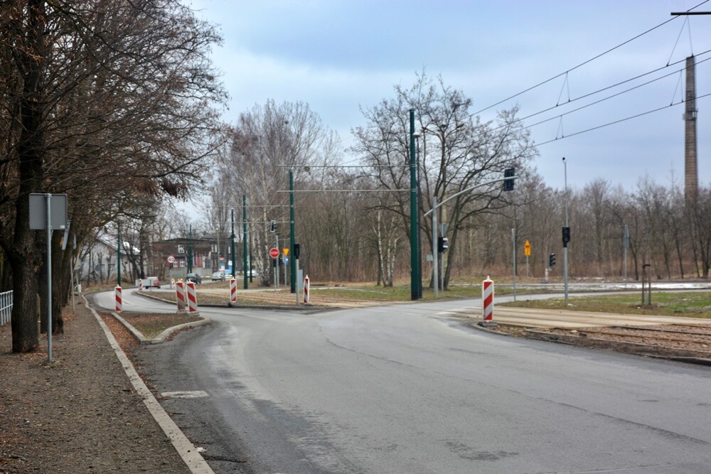 Od 2021 roku Spółka Tramwaje Śląskie S.A. prowadziła prace polegające na przebudowie infrastruktury tramwajowej wzdłuż ul. Droga do Lipin. Z tego powodu na drodze ustawiona została tymczasowa sygnalizacja świetlna. Wielu mieszkańców Rudy Śląskiej zastanawia się, kiedy prace w tym miejscu dobiegną końca. 

fot. Jacek Knapik