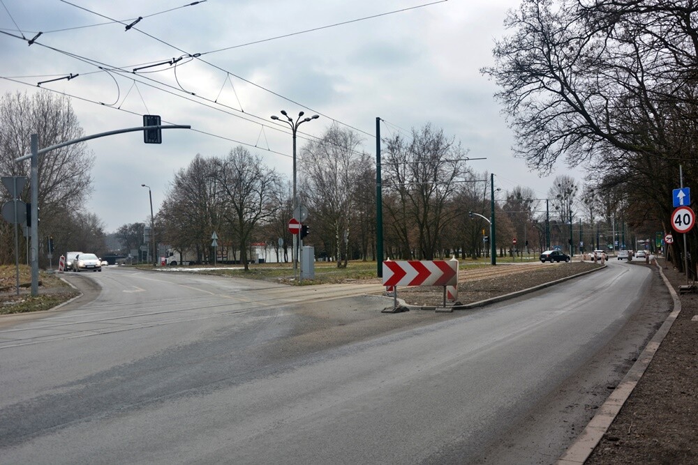 Od 2021 roku Spółka Tramwaje Śląskie S.A. prowadziła prace polegające na przebudowie infrastruktury tramwajowej wzdłuż ul. Droga do Lipin. Z tego powodu na drodze ustawiona została tymczasowa sygnalizacja świetlna. Wielu mieszkańców Rudy Śląskiej zastanawia się, kiedy prace w tym miejscu dobiegną końca. 

fot. Jacek Knapik