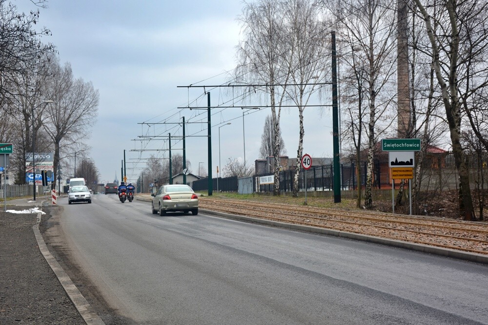 Od 2021 roku Spółka Tramwaje Śląskie S.A. prowadziła prace polegające na przebudowie infrastruktury tramwajowej wzdłuż ul. Droga do Lipin. Z tego powodu na drodze ustawiona została tymczasowa sygnalizacja świetlna. Wielu mieszkańców Rudy Śląskiej zastanawia się, kiedy prace w tym miejscu dobiegną końca. 

fot. Jacek Knapik