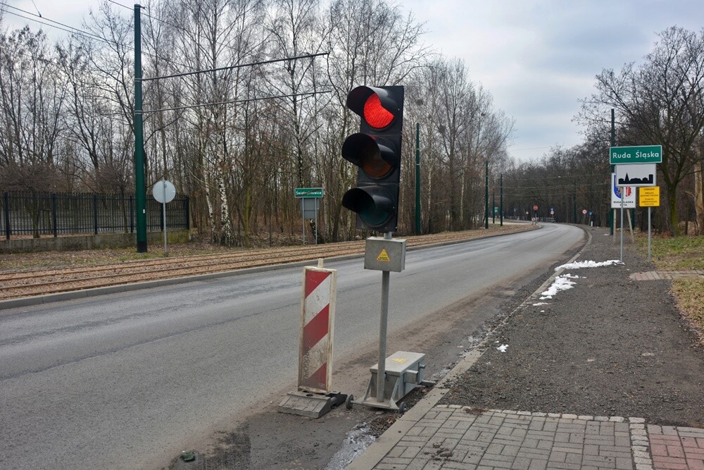 Od 2021 roku Spółka Tramwaje Śląskie S.A. prowadziła prace polegające na przebudowie infrastruktury tramwajowej wzdłuż ul. Droga do Lipin. Z tego powodu na drodze ustawiona została tymczasowa sygnalizacja świetlna. Wielu mieszkańców Rudy Śląskiej zastanawia się, kiedy prace w tym miejscu dobiegną końca. 

fot. Jacek Knapik