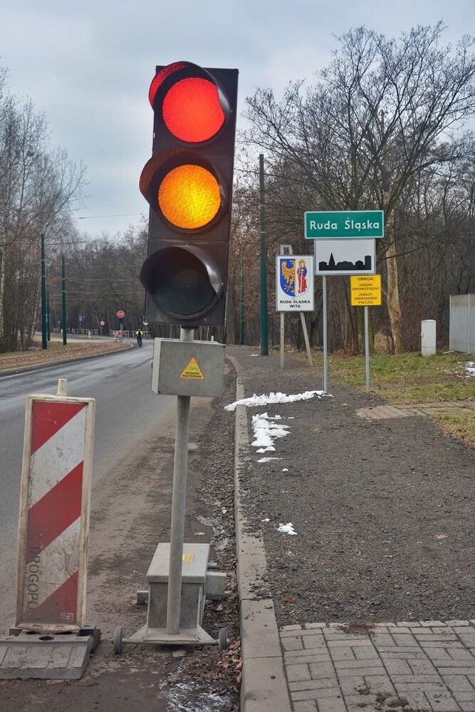 Od 2021 roku Spółka Tramwaje Śląskie S.A. prowadziła prace polegające na przebudowie infrastruktury tramwajowej wzdłuż ul. Droga do Lipin. Z tego powodu na drodze ustawiona została tymczasowa sygnalizacja świetlna. Wielu mieszkańców Rudy Śląskiej zastanawia się, kiedy prace w tym miejscu dobiegną końca. 

fot. Jacek Knapik