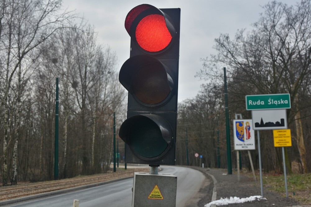 Od 2021 roku Spółka Tramwaje Śląskie S.A. prowadziła prace polegające na przebudowie infrastruktury tramwajowej wzdłuż ul. Droga do Lipin. Z tego powodu na drodze ustawiona została tymczasowa sygnalizacja świetlna. Wielu mieszkańców Rudy Śląskiej zastanawia się, kiedy prace w tym miejscu dobiegną końca. 

fot. Jacek Knapik