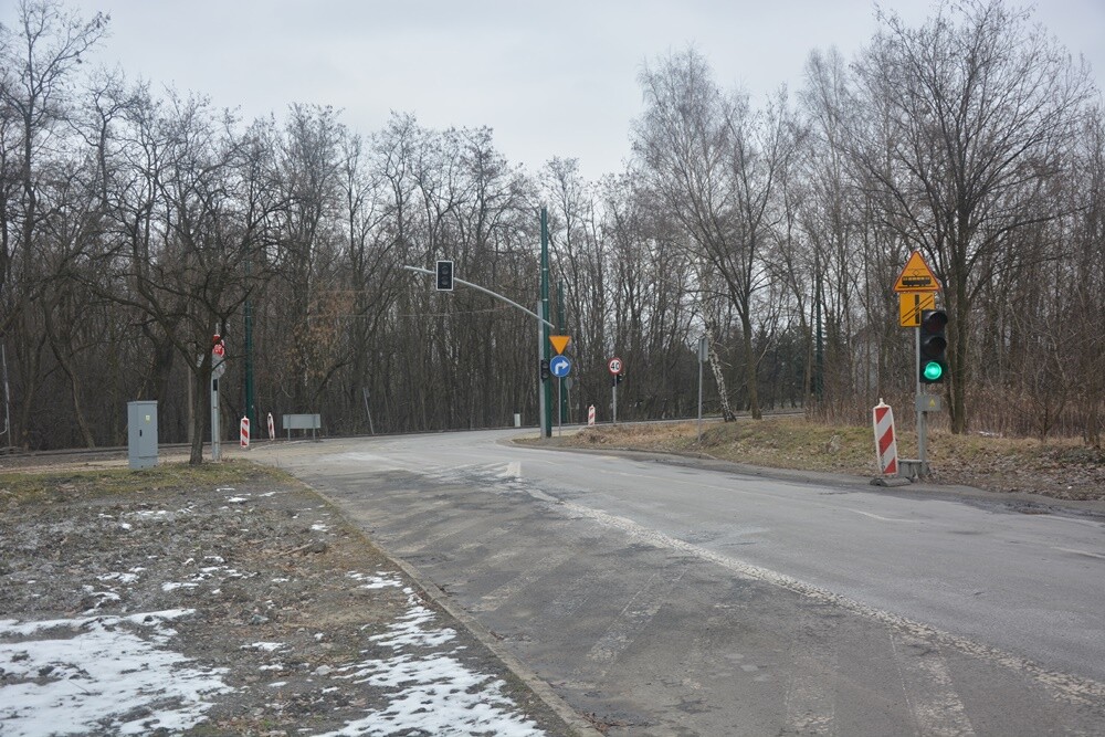 Od 2021 roku Spółka Tramwaje Śląskie S.A. prowadziła prace polegające na przebudowie infrastruktury tramwajowej wzdłuż ul. Droga do Lipin. Z tego powodu na drodze ustawiona została tymczasowa sygnalizacja świetlna. Wielu mieszkańców Rudy Śląskiej zastanawia się, kiedy prace w tym miejscu dobiegną końca. 

fot. Jacek Knapik