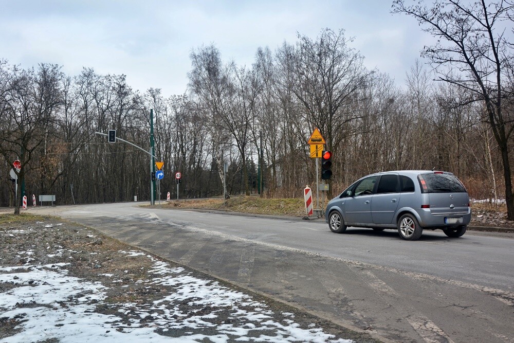 Od 2021 roku Spółka Tramwaje Śląskie S.A. prowadziła prace polegające na przebudowie infrastruktury tramwajowej wzdłuż ul. Droga do Lipin. Z tego powodu na drodze ustawiona została tymczasowa sygnalizacja świetlna. Wielu mieszkańców Rudy Śląskiej zastanawia się, kiedy prace w tym miejscu dobiegną końca. 

fot. Jacek Knapik