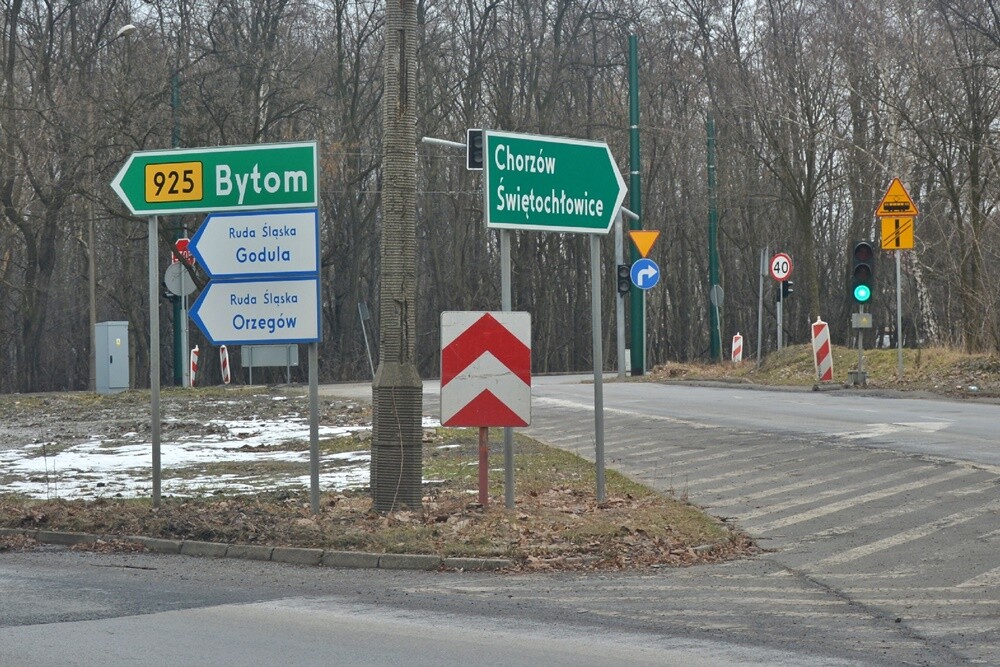 Od 2021 roku Spółka Tramwaje Śląskie S.A. prowadziła prace polegające na przebudowie infrastruktury tramwajowej wzdłuż ul. Droga do Lipin. Z tego powodu na drodze ustawiona została tymczasowa sygnalizacja świetlna. Wielu mieszkańców Rudy Śląskiej zastanawia się, kiedy prace w tym miejscu dobiegną końca. 

fot. Jacek Knapik