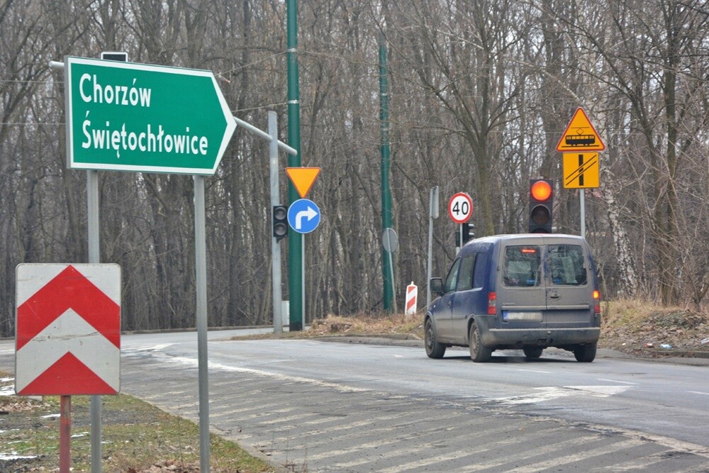 Od 2021 roku Spółka Tramwaje Śląskie S.A. prowadziła prace polegające na przebudowie infrastruktury tramwajowej wzdłuż ul. Droga do Lipin. Z tego powodu na drodze ustawiona została tymczasowa sygnalizacja świetlna. Wielu mieszkańców Rudy Śląskiej zastanawia się, kiedy prace w tym miejscu dobiegną końca. 

fot. Jacek Knapik