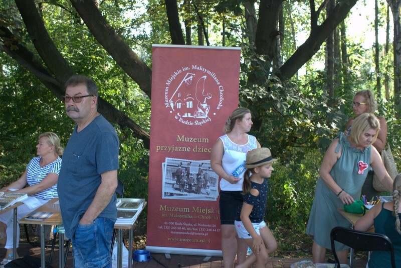 W sobotnie popołudnie, 31 sierpnia, przy schronie bojowym nr 33 w Rudzie Śląskiej Muzeum Miejskie im. Maksymiliana Chroboka przy współpracy ze Stowarzyszeniem Pro Fortalicium zorganizowało imprezę „Szańce Pamięci 1939-1945”. W ten sposób upamiętniono 80. rocznicę wybuchu II wojny światowej. W programie wydarzenia było m.in. zwiedzanie schronu bojowego, koncert, wystawa, a także nabożeństwo ekumeniczne.