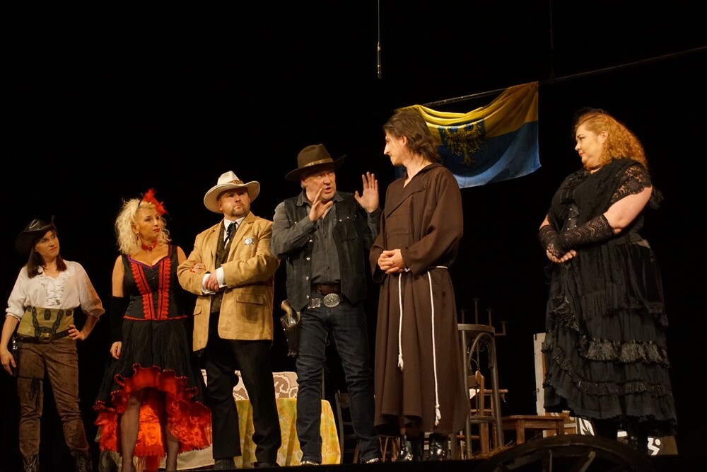 W ubiegły weekend w Miejskim Centrum Kultury im. Henryka Bisty 30 sierpnia odbyła się premiera sztuki pt. "Szeryf z Fryn City" wg scenariusza i w reżyserii Zbigniewa Stryja.