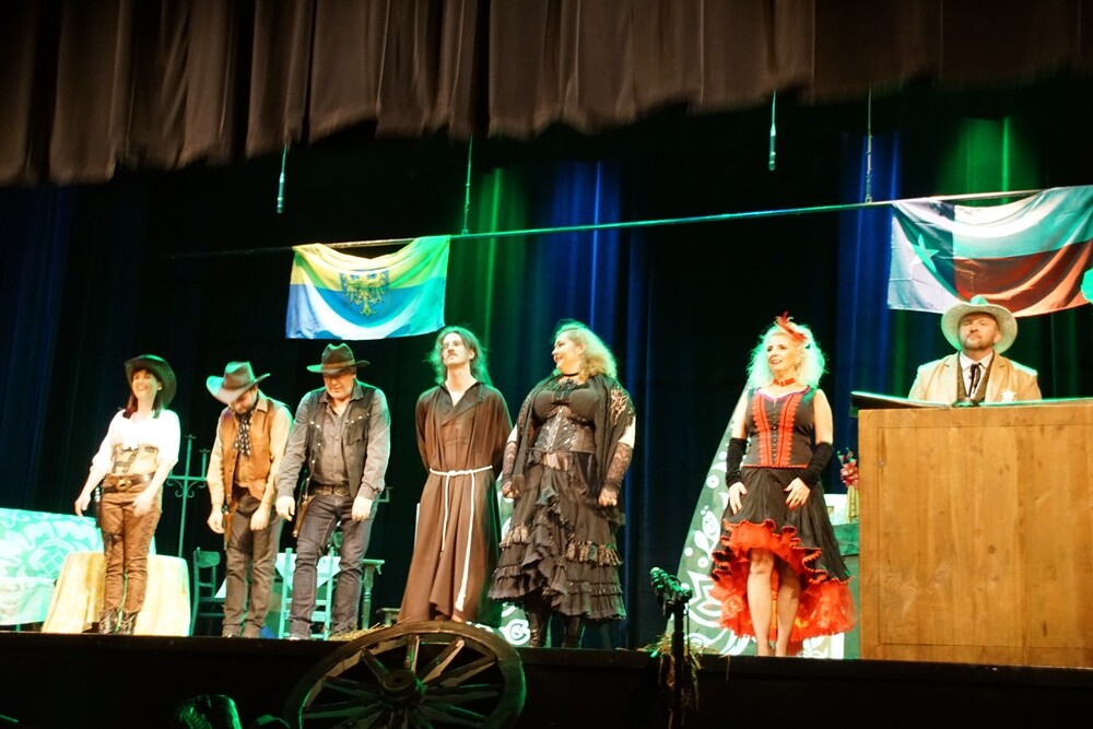 W ubiegły weekend w Miejskim Centrum Kultury im. Henryka Bisty 30 sierpnia odbyła się premiera sztuki pt. "Szeryf z Fryn City" wg scenariusza i w reżyserii Zbigniewa Stryja.