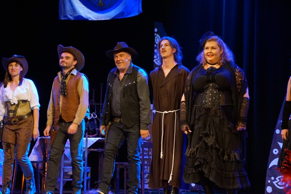 W ubiegły weekend w Miejskim Centrum Kultury im. Henryka Bisty 30 sierpnia odbyła się premiera sztuki pt. "Szeryf z Fryn City" wg scenariusza i w reżyserii Zbigniewa Stryja.