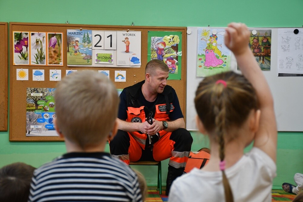 Do dzieci z Miejskiego Przedszkola nr 18 w Rudzie Śląskiej przyjechał dziś ratownik medyczny, który przeprowadził z nimi kompleksowe szkolenie z pierwszej pomocy.

fot. Jacek Knapik
