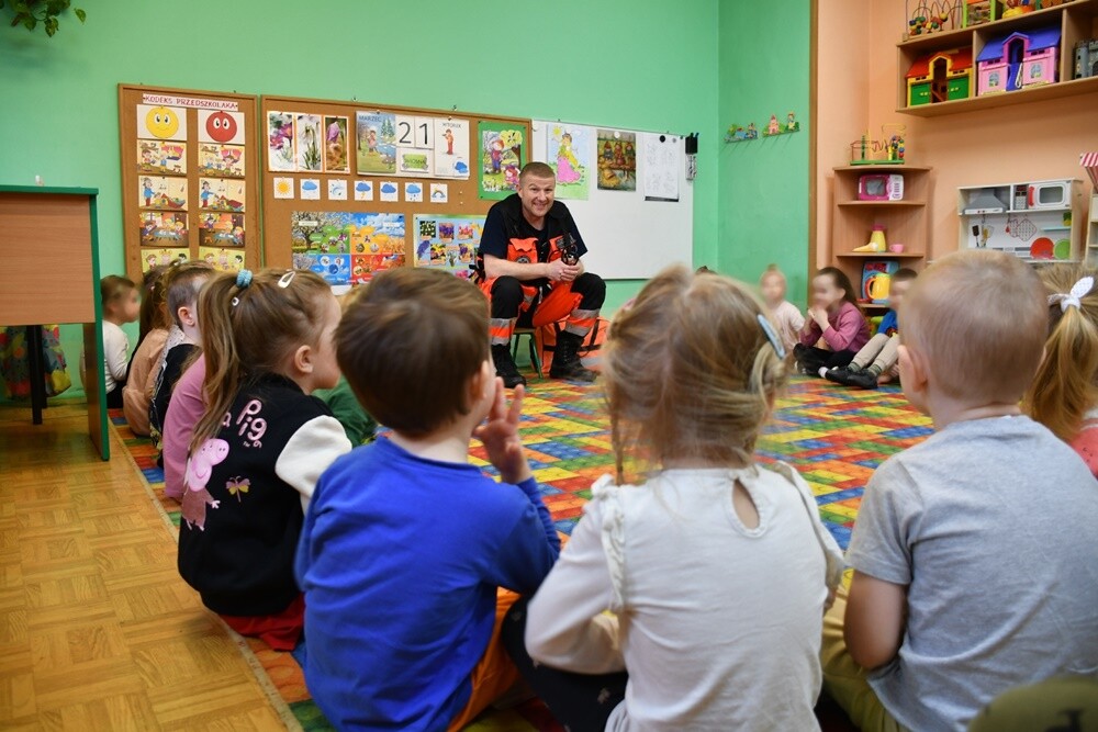 Do dzieci z Miejskiego Przedszkola nr 18 w Rudzie Śląskiej przyjechał dziś ratownik medyczny, który przeprowadził z nimi kompleksowe szkolenie z pierwszej pomocy.

fot. Jacek Knapik