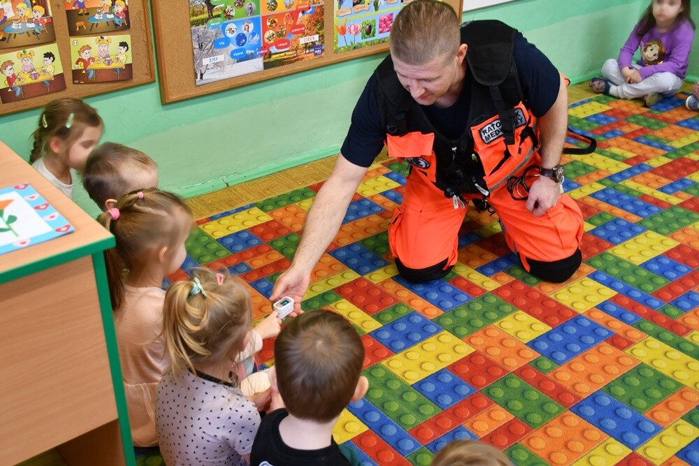 Do dzieci z Miejskiego Przedszkola nr 18 w Rudzie Śląskiej przyjechał dziś ratownik medyczny, który przeprowadził z nimi kompleksowe szkolenie z pierwszej pomocy.

fot. Jacek Knapik