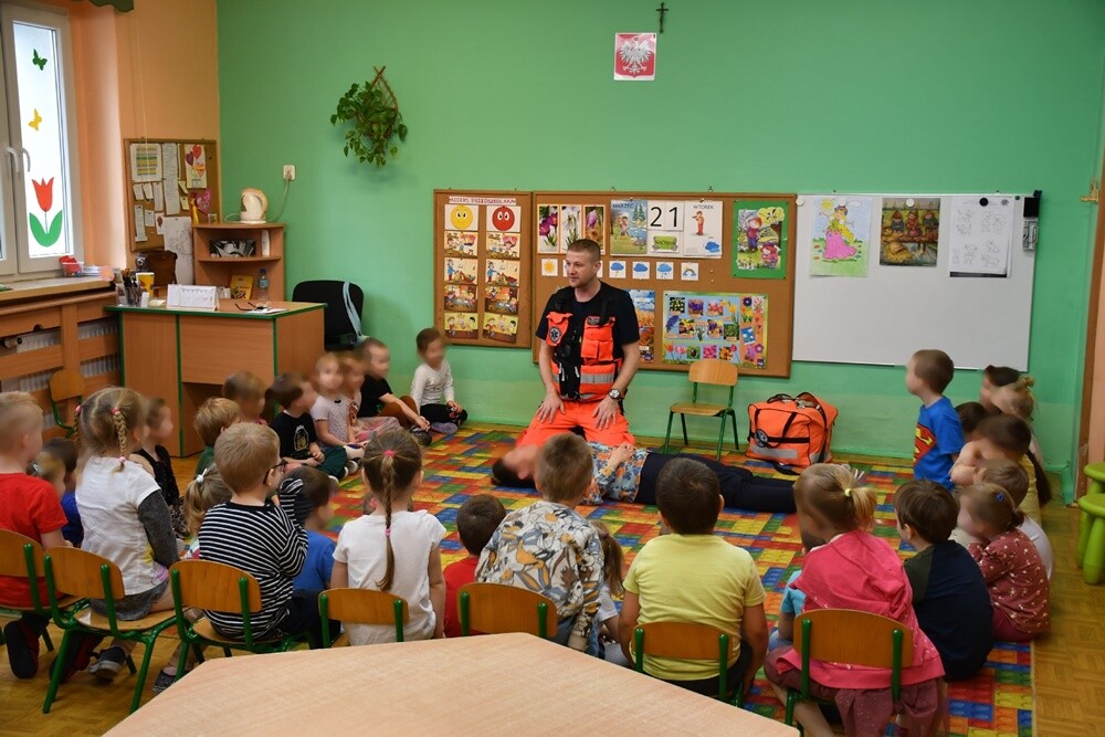 Do dzieci z Miejskiego Przedszkola nr 18 w Rudzie Śląskiej przyjechał dziś ratownik medyczny, który przeprowadził z nimi kompleksowe szkolenie z pierwszej pomocy.

fot. Jacek Knapik