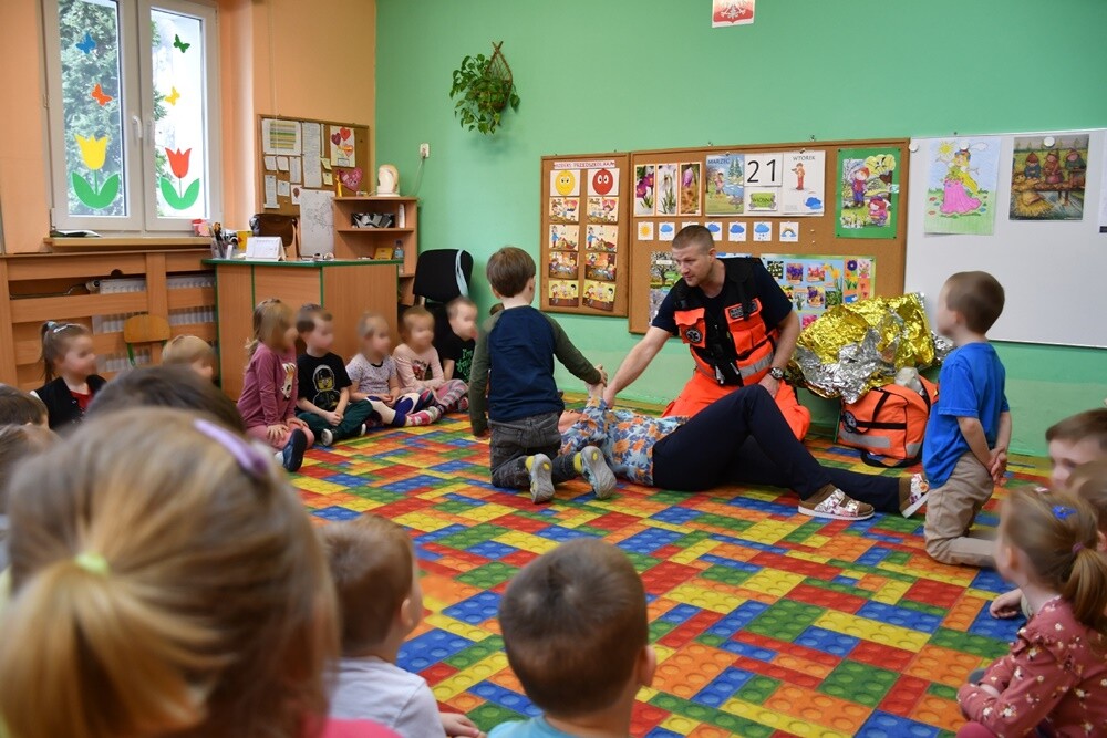 Do dzieci z Miejskiego Przedszkola nr 18 w Rudzie Śląskiej przyjechał dziś ratownik medyczny, który przeprowadził z nimi kompleksowe szkolenie z pierwszej pomocy.

fot. Jacek Knapik