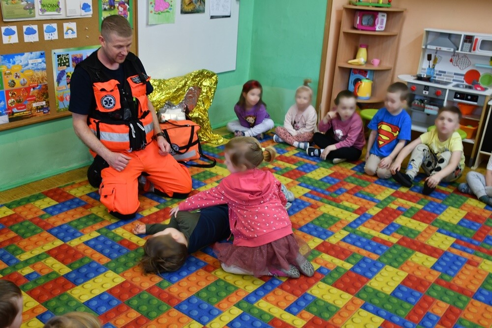 Do dzieci z Miejskiego Przedszkola nr 18 w Rudzie Śląskiej przyjechał dziś ratownik medyczny, który przeprowadził z nimi kompleksowe szkolenie z pierwszej pomocy.

fot. Jacek Knapik