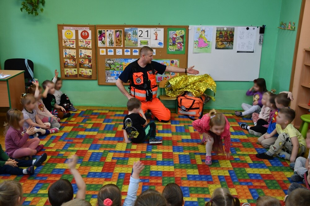 Do dzieci z Miejskiego Przedszkola nr 18 w Rudzie Śląskiej przyjechał dziś ratownik medyczny, który przeprowadził z nimi kompleksowe szkolenie z pierwszej pomocy.

fot. Jacek Knapik