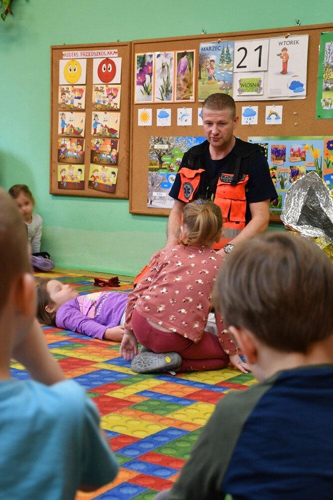 Do dzieci z Miejskiego Przedszkola nr 18 w Rudzie Śląskiej przyjechał dziś ratownik medyczny, który przeprowadził z nimi kompleksowe szkolenie z pierwszej pomocy.

fot. Jacek Knapik