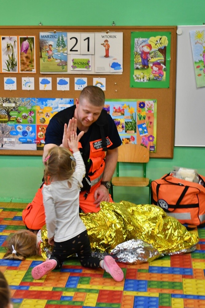 Do dzieci z Miejskiego Przedszkola nr 18 w Rudzie Śląskiej przyjechał dziś ratownik medyczny, który przeprowadził z nimi kompleksowe szkolenie z pierwszej pomocy.

fot. Jacek Knapik