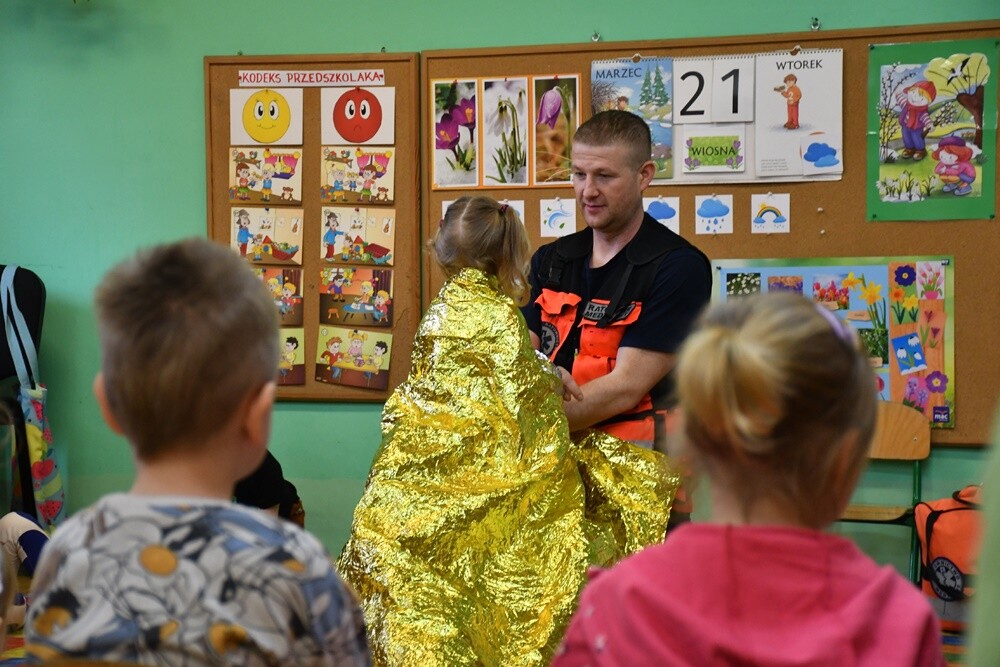 Do dzieci z Miejskiego Przedszkola nr 18 w Rudzie Śląskiej przyjechał dziś ratownik medyczny, który przeprowadził z nimi kompleksowe szkolenie z pierwszej pomocy.

fot. Jacek Knapik