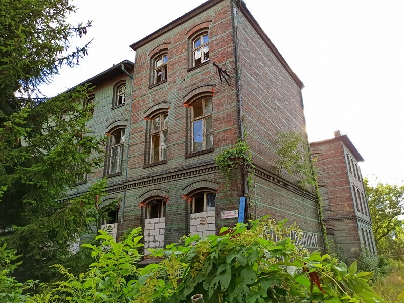 Szpital w Wirku: Dawniej rudzka lecznica, dziś ruina. Budynek szpitala w Rudzie Śląskiej- Wirku usytuowany przy ulicy 1 Maja 279 od lat jest nieużywany i niszczeje. Zobaczcie zdjęcia!