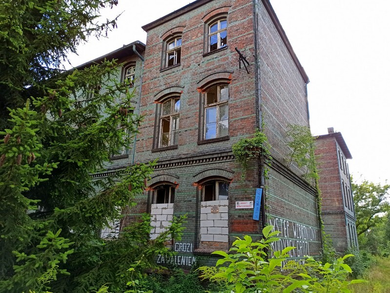 Szpital w Wirku: Dawniej rudzka lecznica, dziś ruina. Budynek szpitala w Rudzie Śląskiej- Wirku usytuowany przy ulicy 1 Maja 279 od lat jest nieużywany i niszczeje. Zobaczcie zdjęcia!