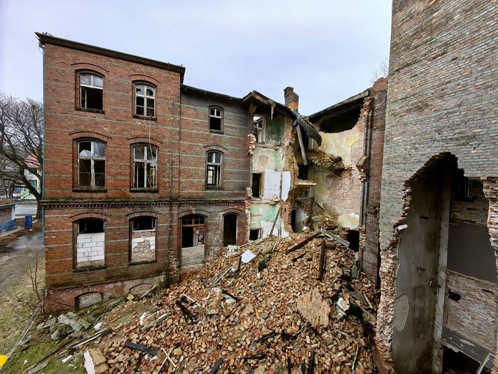 Opuszczony budynek szpitala w Wirku niszczeje. / fot. Paweł Józef Szleger
