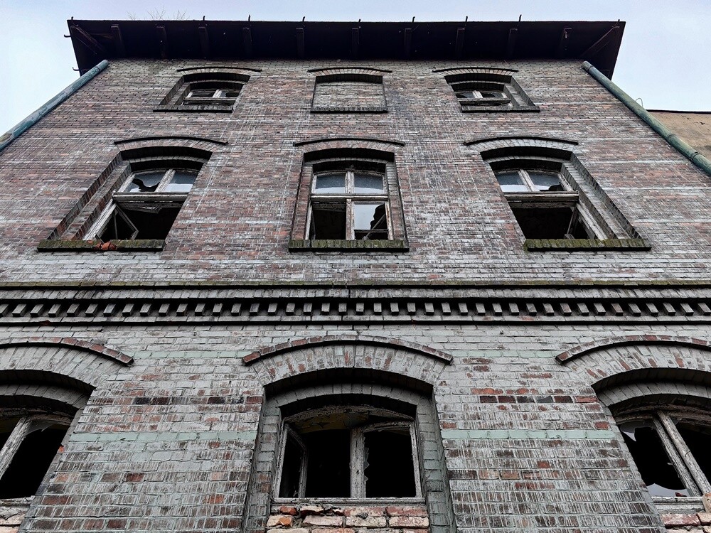 Opuszczony budynek szpitala w Wirku niszczeje. / fot. Paweł Józef Szleger