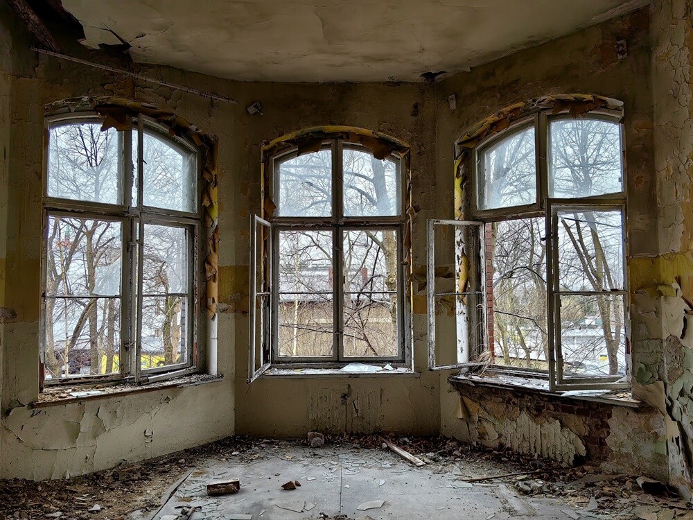 Opuszczony budynek szpitala w Wirku niszczeje. / fot. Paweł Józef Szleger