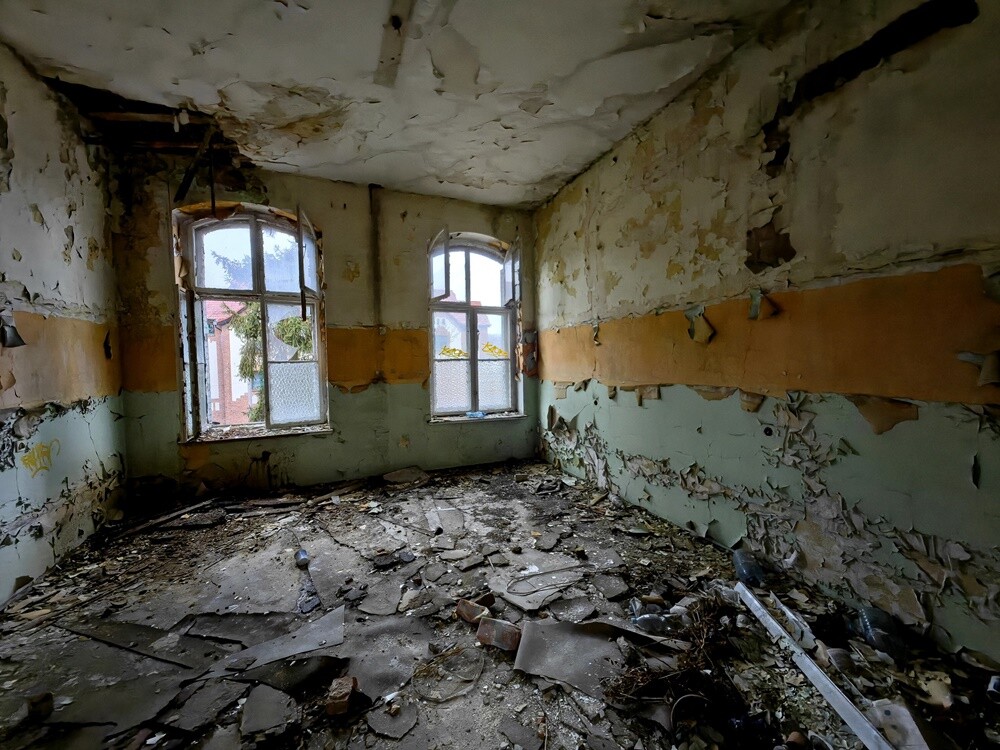 Opuszczony budynek szpitala w Wirku niszczeje. / fot. Paweł Józef Szleger