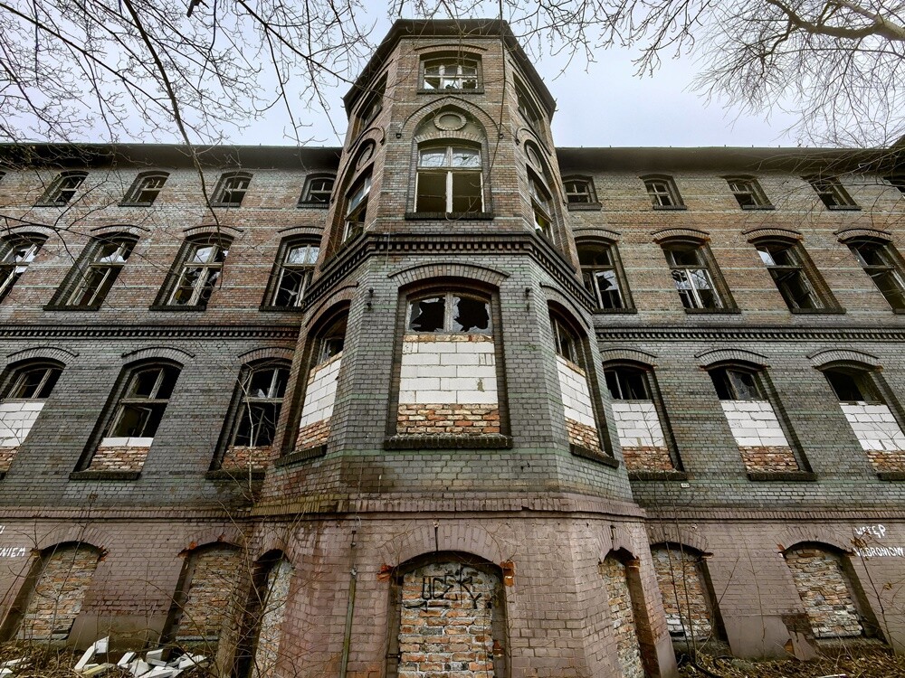 Opuszczony budynek szpitala w Wirku niszczeje. / fot. Paweł Józef Szleger