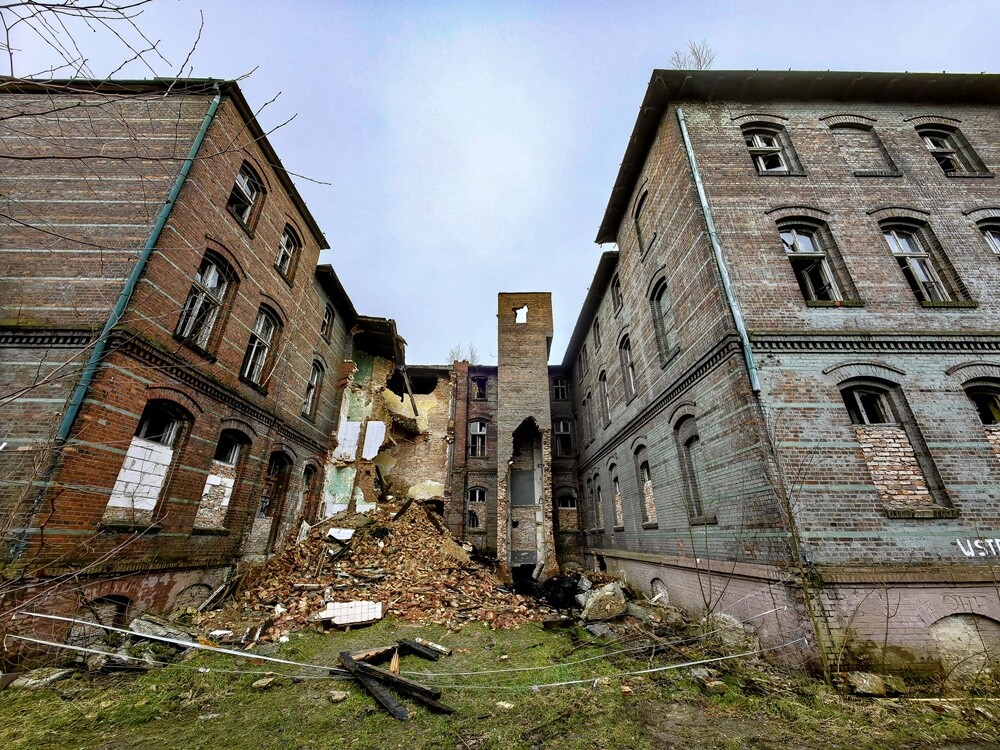 Opuszczony budynek szpitala w Wirku niszczeje. / fot. Paweł Józef Szleger