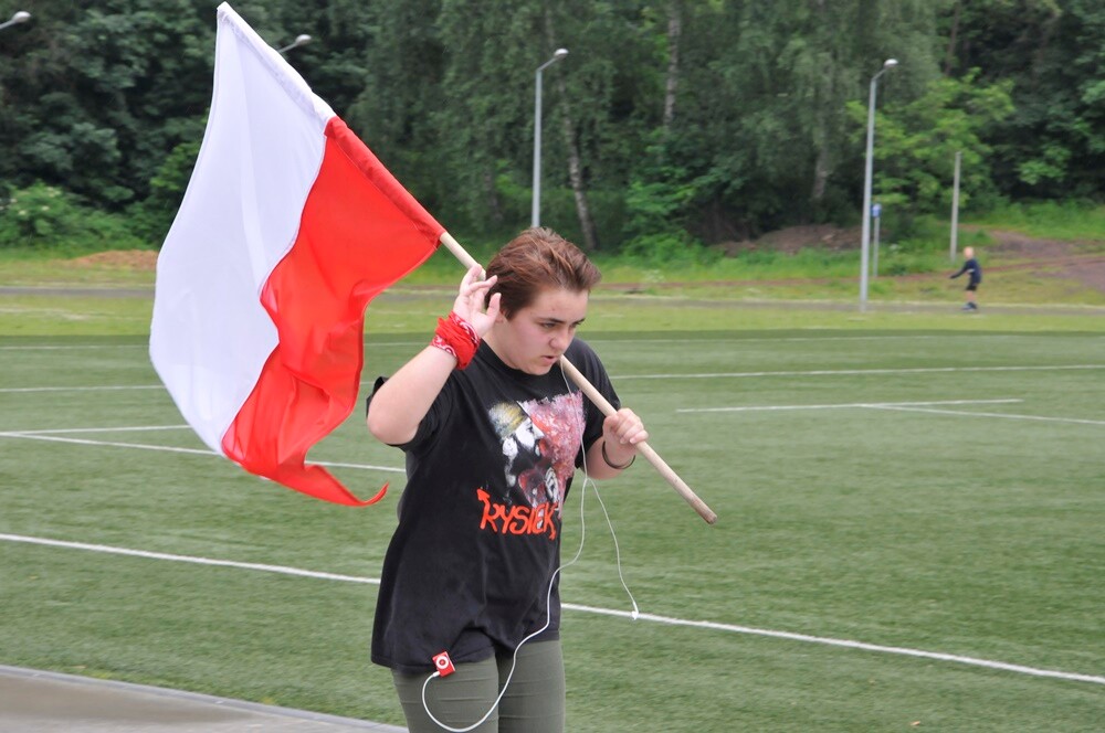 Realizując program imprez szkolnych związanych ze 100-leciem Odzyskania Niepodległości uczniowie i nauczyciele SP 40 w Goduli zorganizowali, na Burloch Arenie, w środę imprezę pod nazwą "Sztafeta z biało-czerwoną". 72 uczniów miało za zadanie przejechać na rolkach 100 okrążeń na 100 lecie Niepodległości.