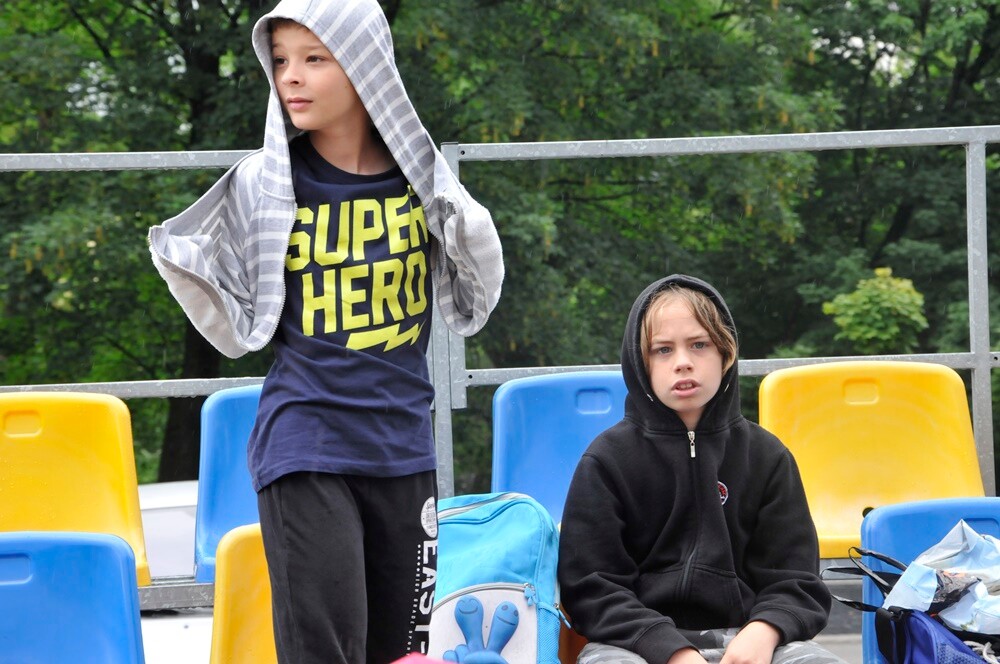 Realizując program imprez szkolnych związanych ze 100-leciem Odzyskania Niepodległości uczniowie i nauczyciele SP 40 w Goduli zorganizowali, na Burloch Arenie, w środę imprezę pod nazwą "Sztafeta z biało-czerwoną". 72 uczniów miało za zadanie przejechać na rolkach 100 okrążeń na 100 lecie Niepodległości.