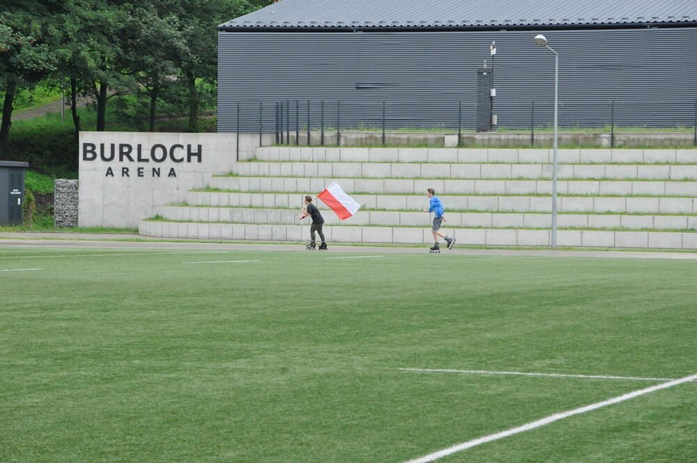 Realizując program imprez szkolnych związanych ze 100-leciem Odzyskania Niepodległości uczniowie i nauczyciele SP 40 w Goduli zorganizowali, na Burloch Arenie, w środę imprezę pod nazwą "Sztafeta z biało-czerwoną". 72 uczniów miało za zadanie przejechać na rolkach 100 okrążeń na 100 lecie Niepodległości.
