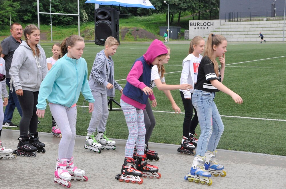 Realizując program imprez szkolnych związanych ze 100-leciem Odzyskania Niepodległości uczniowie i nauczyciele SP 40 w Goduli zorganizowali, na Burloch Arenie, w środę imprezę pod nazwą "Sztafeta z biało-czerwoną". 72 uczniów miało za zadanie przejechać na rolkach 100 okrążeń na 100 lecie Niepodległości.