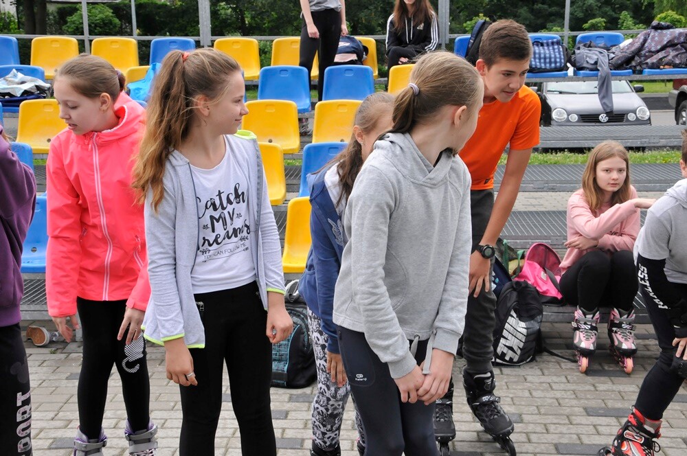 Realizując program imprez szkolnych związanych ze 100-leciem Odzyskania Niepodległości uczniowie i nauczyciele SP 40 w Goduli zorganizowali, na Burloch Arenie, w środę imprezę pod nazwą "Sztafeta z biało-czerwoną". 72 uczniów miało za zadanie przejechać na rolkach 100 okrążeń na 100 lecie Niepodległości.