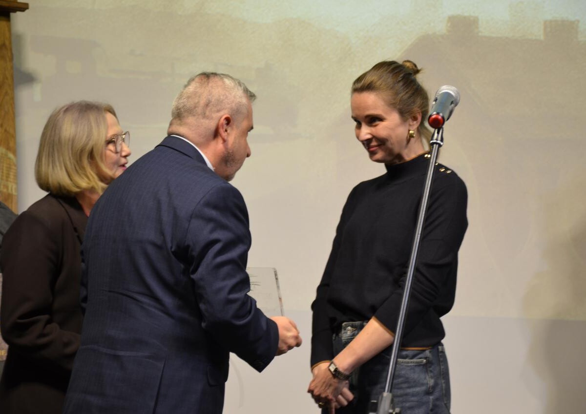 Anna Dziewit-Meller została laureatką honorowej nagrody „Tabulka” podczas Festu Literackiego „Kakauszale” w Rudzie Śląskiej / fot. MBP Ruda Śląska