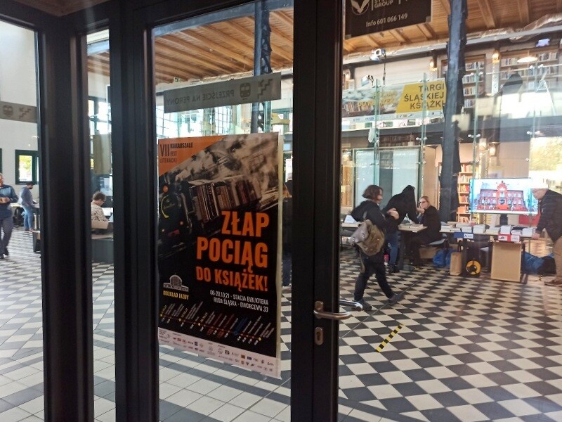 Stacja Biblioteka w Rudzie Śląskiej zachęca: Złap pociąg do książek! W środę, 20 października, w gmachu Stacji Biblioteka w Rudzie Śląskiej-Chebziu zorganizowano Targi Śląskiej Książki. Wydarzenie to zwieńczyło tegoroczną edycję Kakauszale - Festu Literackiego. Byliście?