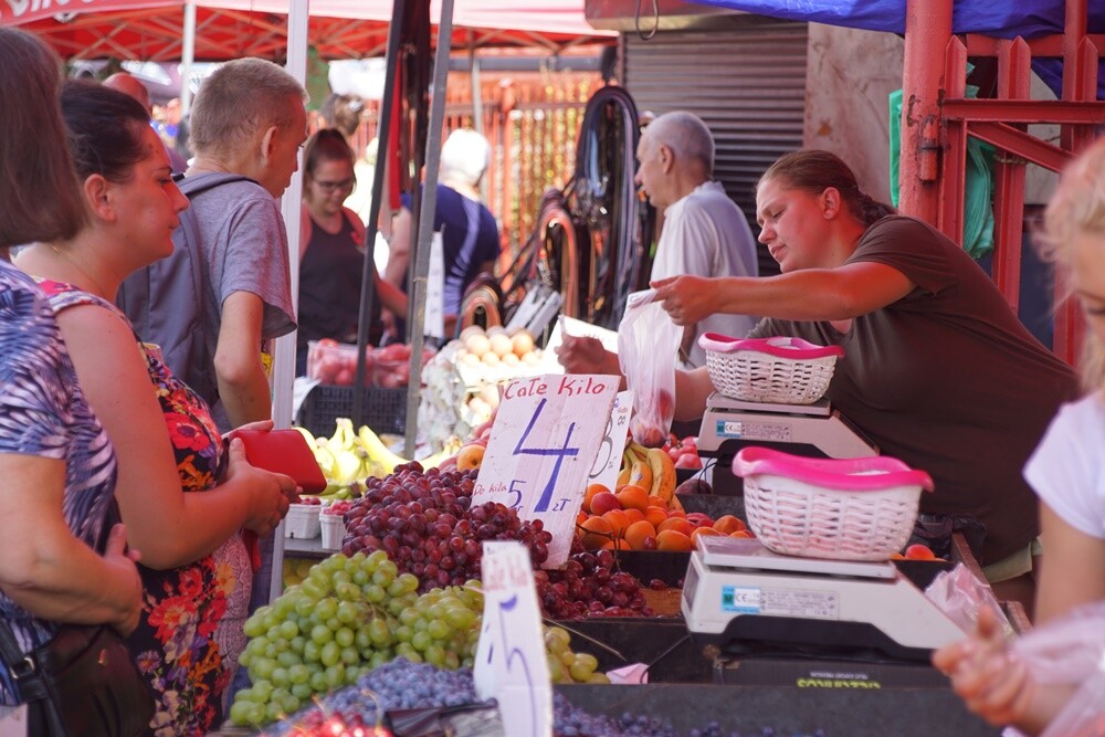 Kiedy w innych miastach targowiska umierają „śmiercią naturalną” wypierane prze wielkie supermarkety i galerie handlowe w naszym mieście handel pod chmurką ma się świetnie! Co czwartek Wirek tętni życiem.