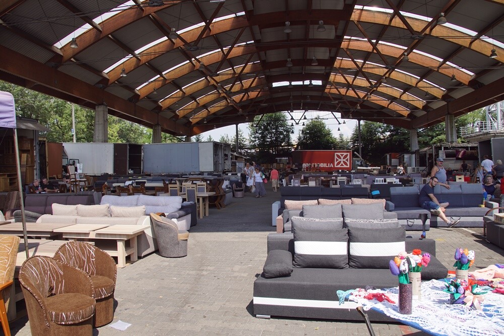 Kiedy w innych miastach targowiska umierają „śmiercią naturalną” wypierane prze wielkie supermarkety i galerie handlowe w naszym mieście handel pod chmurką ma się świetnie! Co czwartek Wirek tętni życiem.